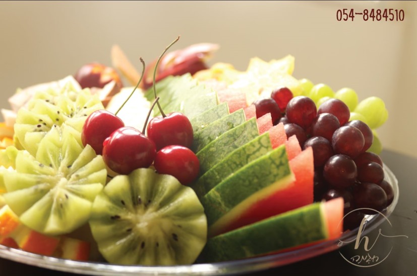 Israel Fruit Baskets Tray of cut fruit 30